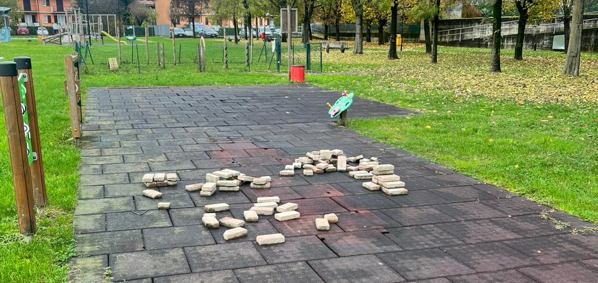 Atti vandalici, parco chiuso da due mesi: cresce l’esasperazione dei residenti