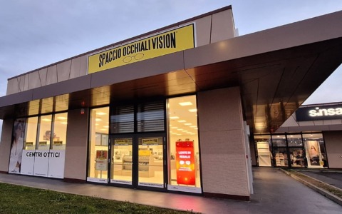 Colpo nell’area commerciale di via Panizzardo, razziati “Spaccio occhiali vision” e “Sinsay”