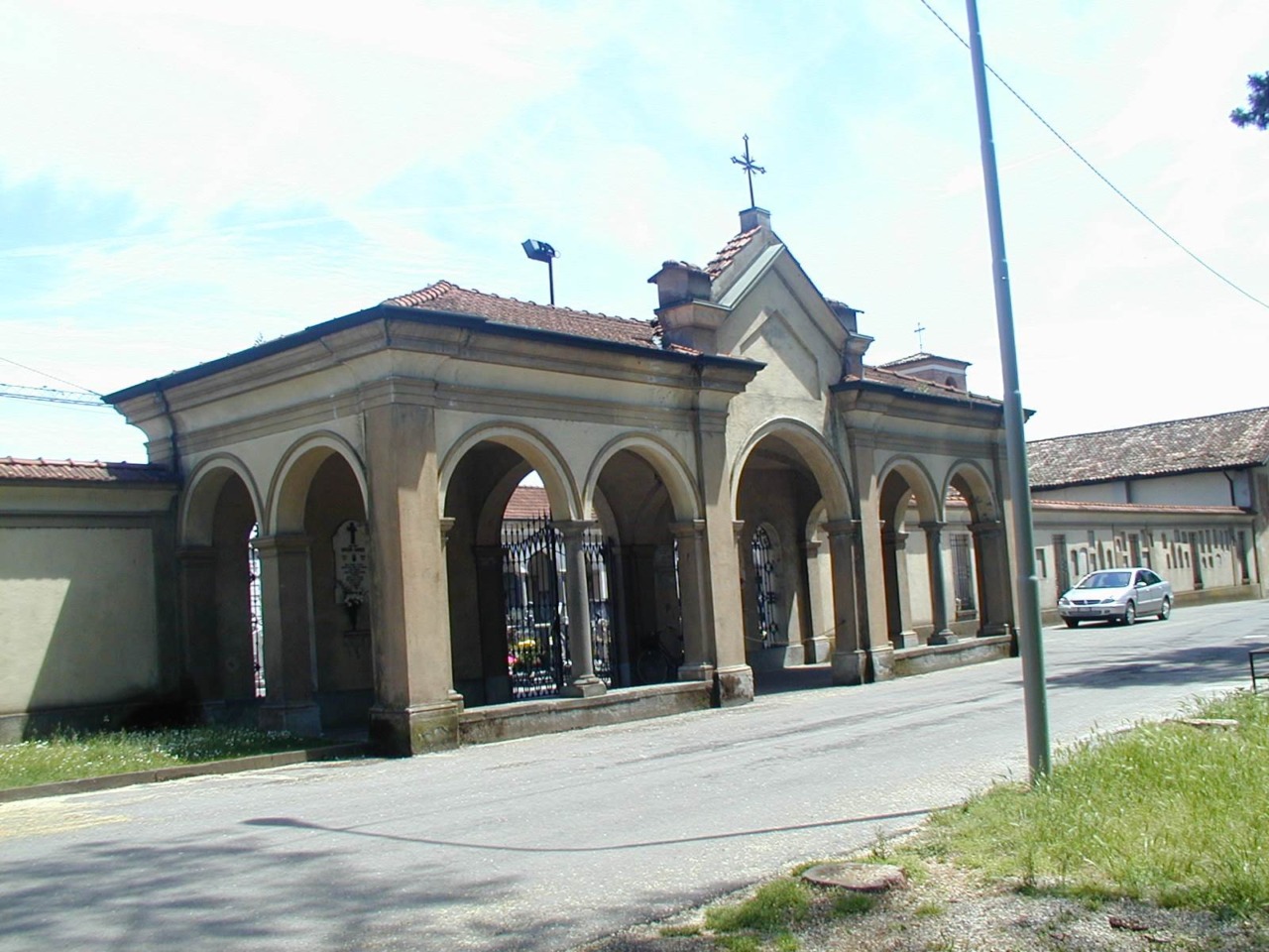 Furto di rame al cimitero di Calcio: targa individuata, indagini in corso