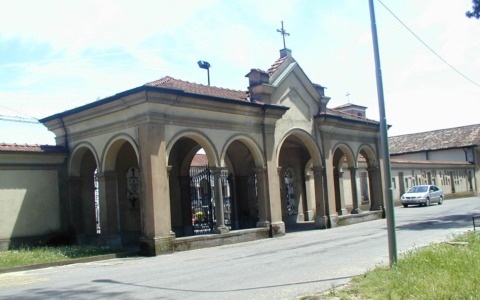 Furto di rame al cimitero di Calcio: targa individuata, indagini in corso