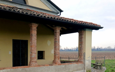 La chiesetta dei morti presa di mira dai vandali