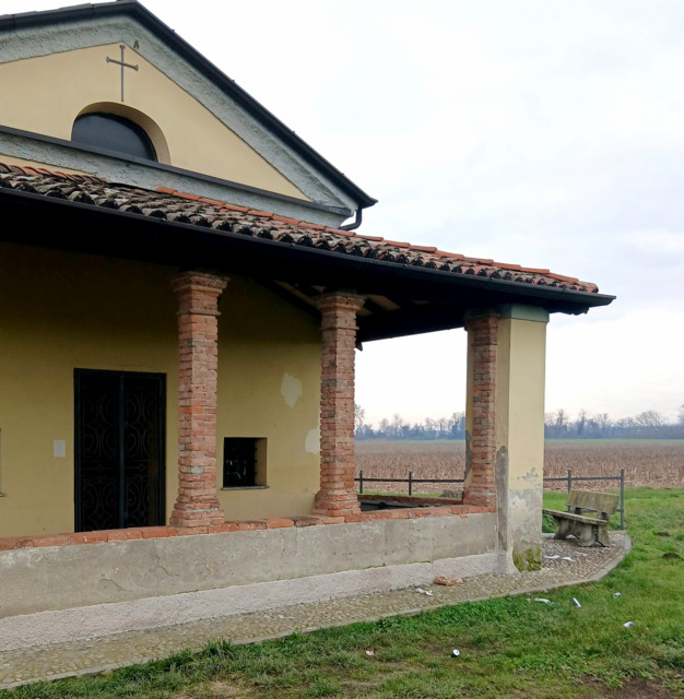 La chiesetta dei morti presa di mira dai vandali