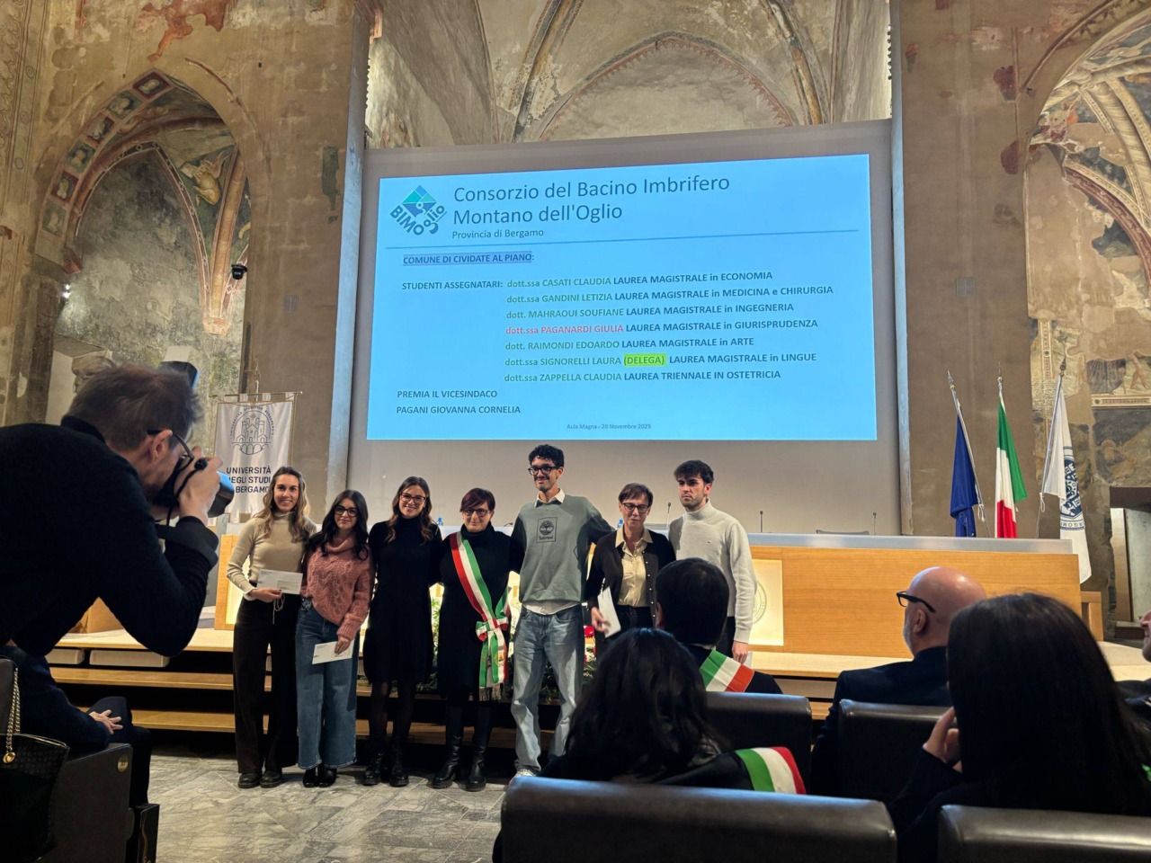 Cividate celebra l’eccellenza dei suoi giovani: premiati sette laureati con voti brillanti