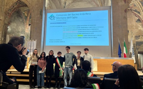 Cividate celebra l’eccellenza dei suoi giovani: premiati sette laureati con voti brillanti