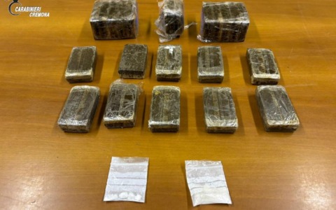 In auto 2,2 chilogrammi di hashish, 22enne arrestato dai carabinieri