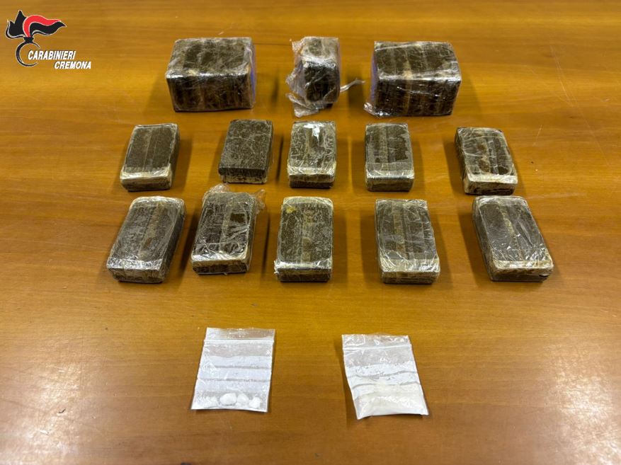 In auto 2,2 chilogrammi di hashish, 22enne arrestato dai carabinieri