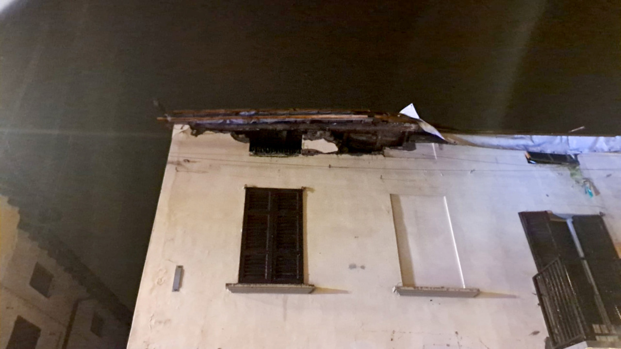 Crolla una porzione di tetto, chiusa la centrale via Matteotti