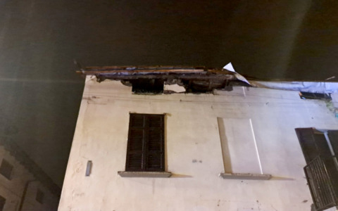 Crolla una porzione di tetto, chiusa la centrale via Matteotti