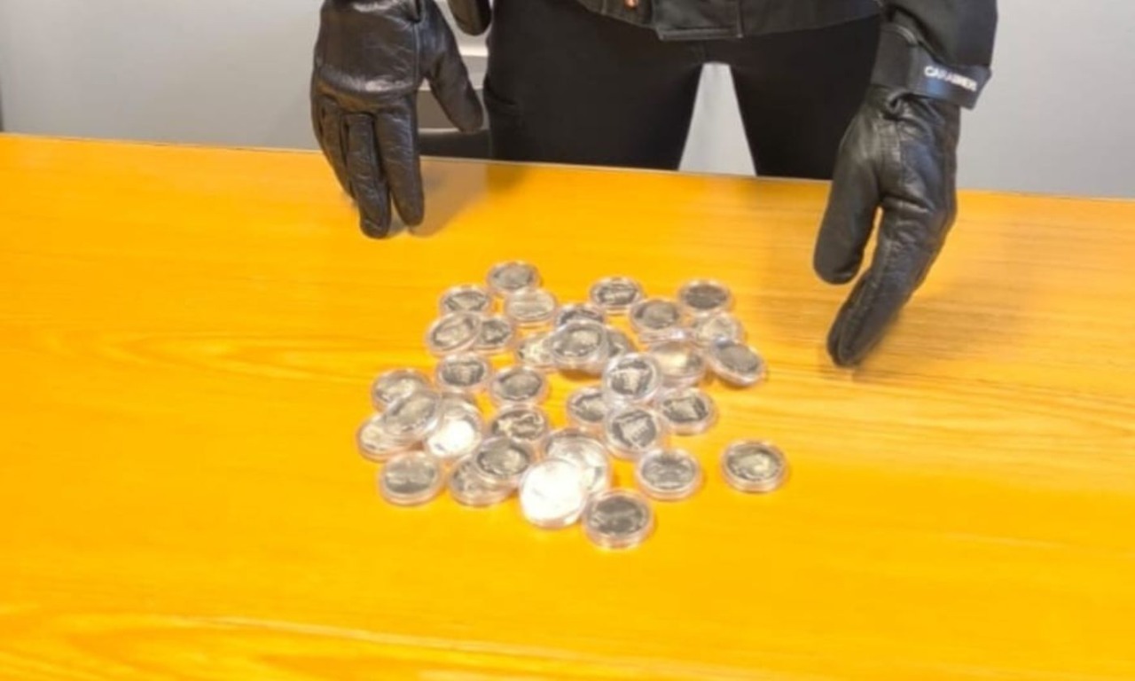 Fermati in auto con monete da collezione rubate, arrestato un 28enne per ricettazione
