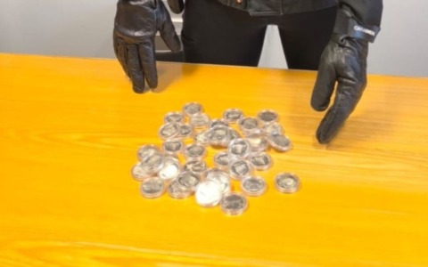 Fermati in auto con monete da collezione rubate, arrestato un 28enne per ricettazione