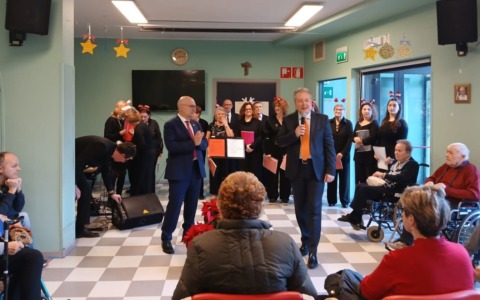La Schola Cantorum porta la magia del Natale alla “Casa Aresi”