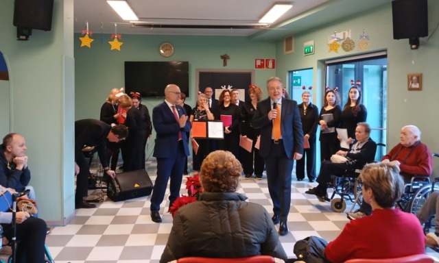 La Schola Cantorum porta la magia del Natale alla “Casa Aresi”