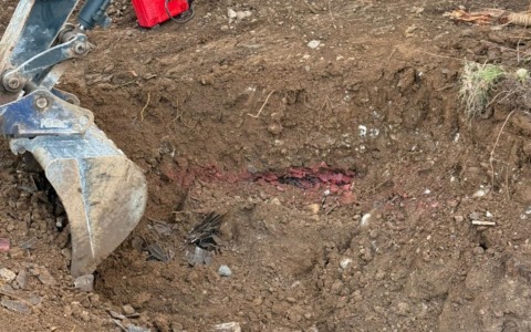 Lotta all’amianto: scoperti pannelli interrati abusivamente nei pressi della piazzola ecologica