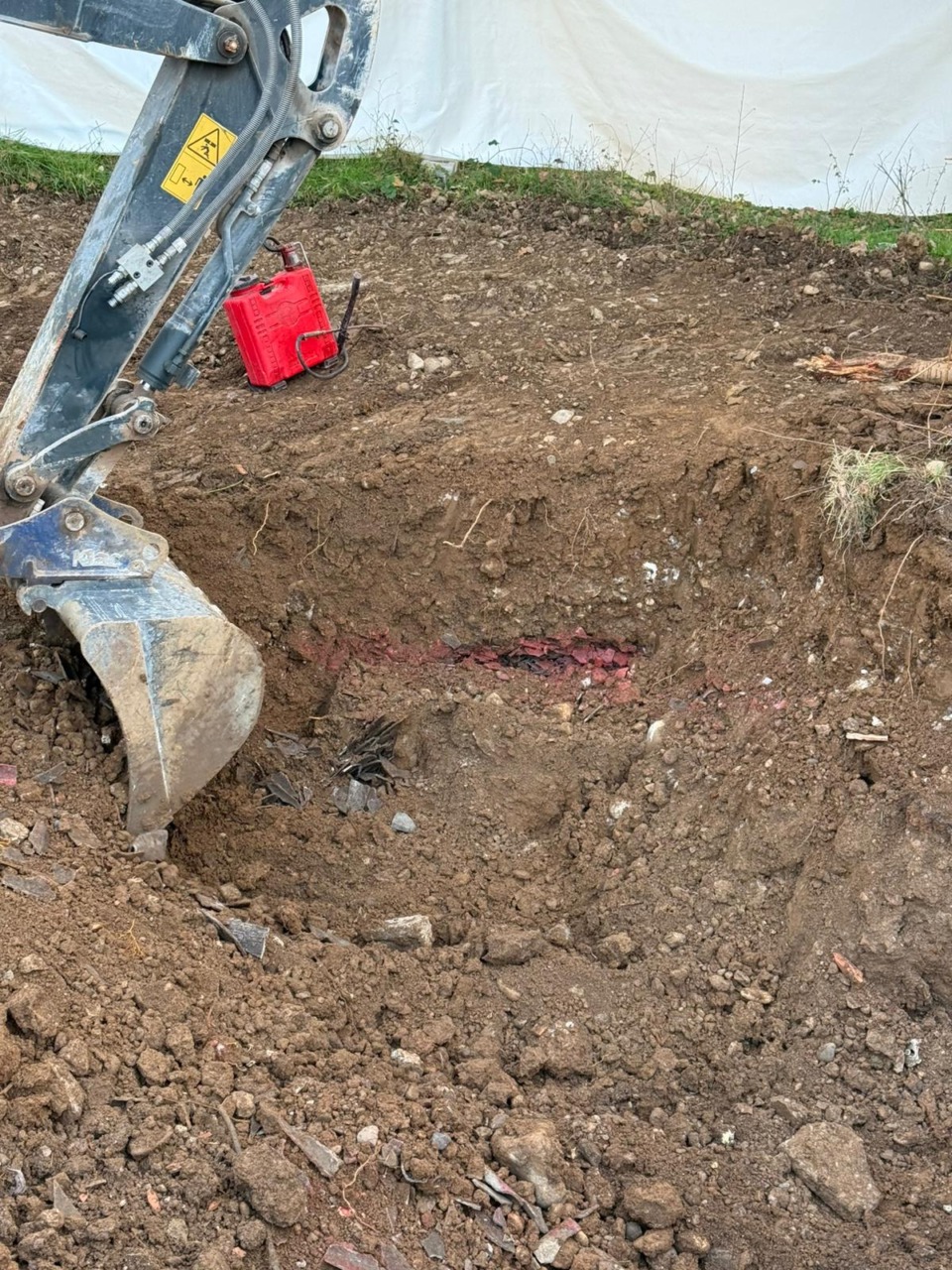 Lotta all’amianto: scoperti pannelli interrati abusivamente nei pressi della piazzola ecologica