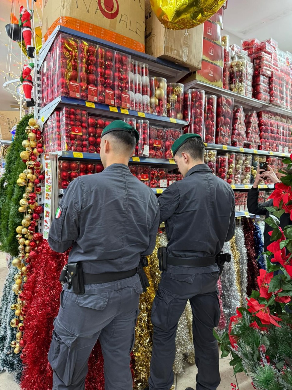 Sequestrati oltre 500mila articoli natalizi non conformi e maxi multa da 330mila euro