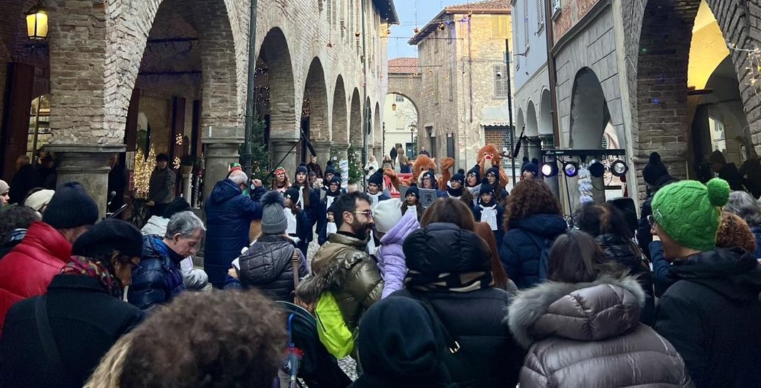 Un Natale con i fiocchi accende la festività a Romano