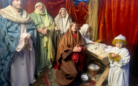 Il presepe vivente delle parrocchie fa rivivere la Natività di Gesù Cristo