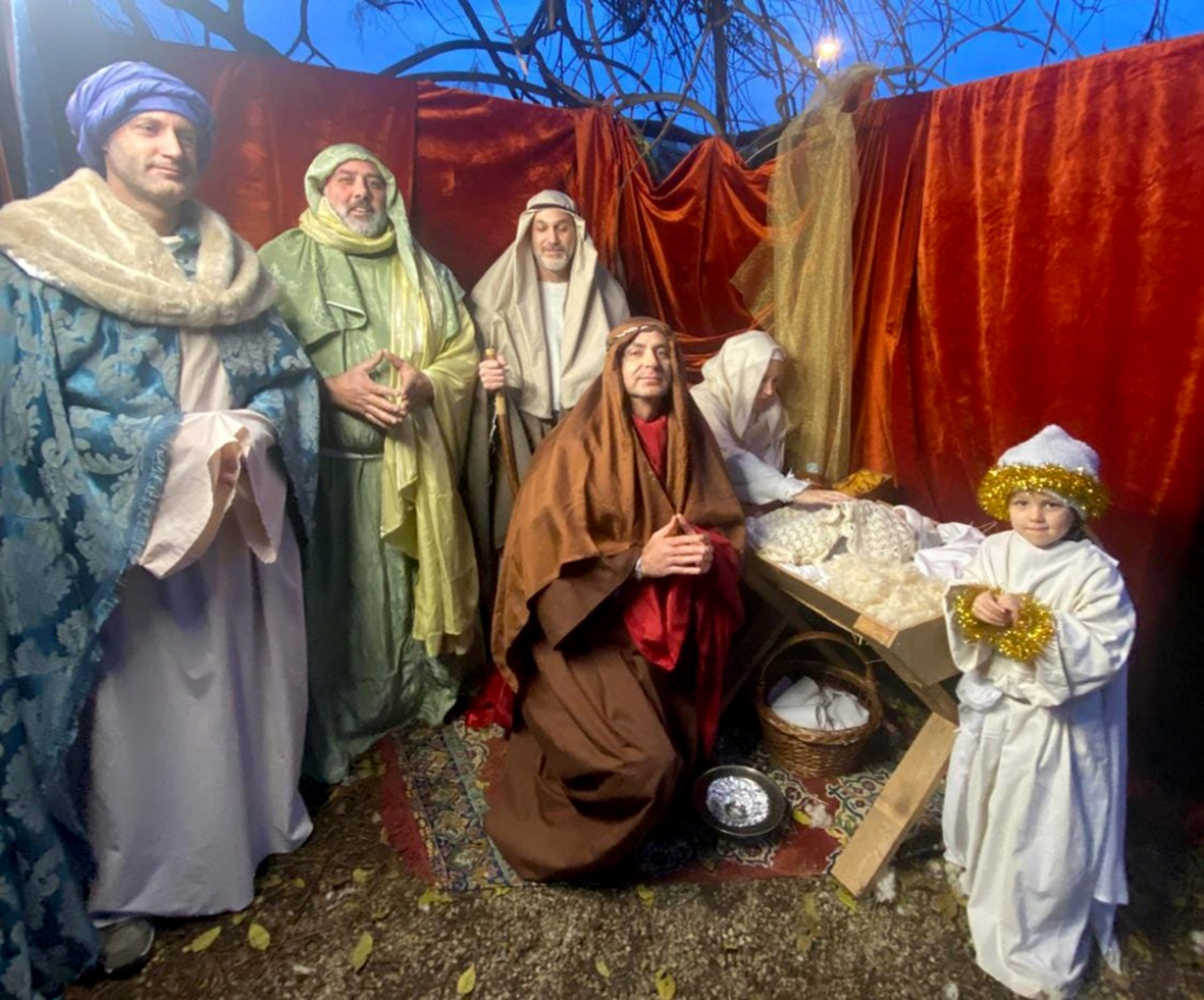 Il presepe vivente delle parrocchie fa rivivere la Natività di Gesù Cristo