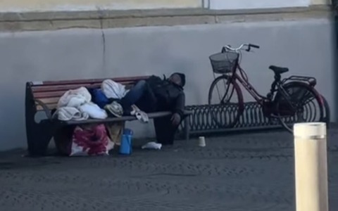 Straniero vive in stato di degrado su una panchina, scoppia la polemica