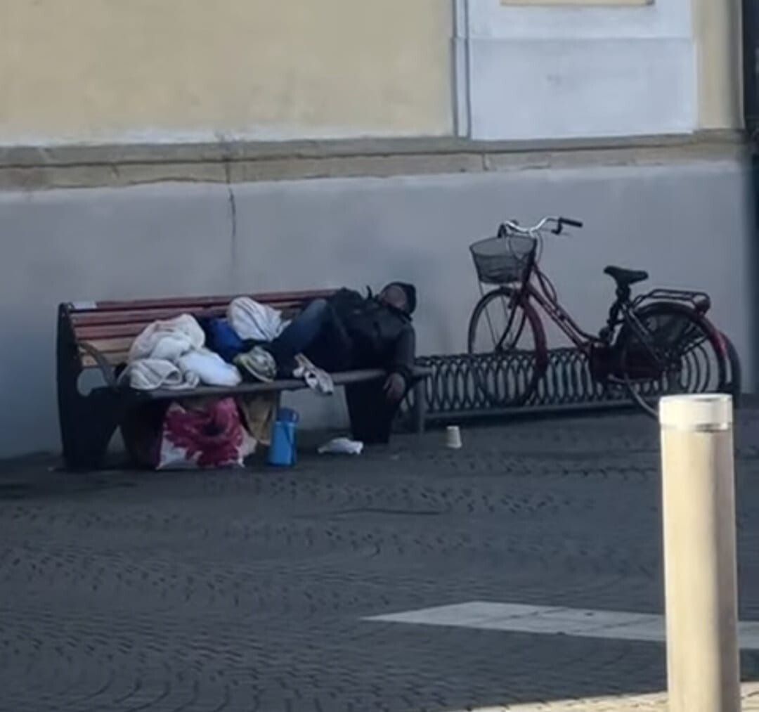 Straniero vive in stato di degrado su una panchina, scoppia la polemica