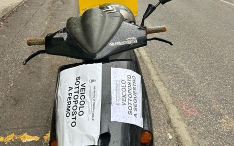 Rider in moto sorpreso a consegnare pizze senza assicurazione né revisione: mai conseguita la patente