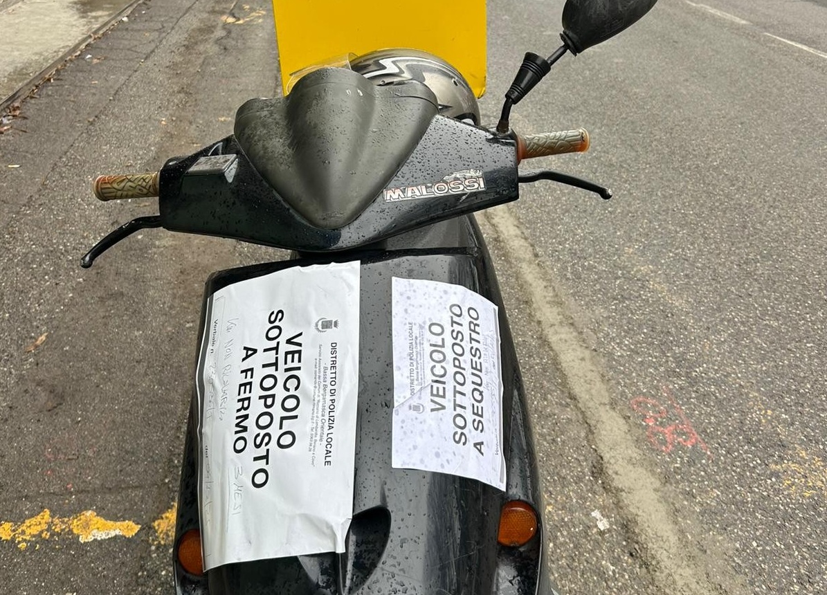 Rider in moto sorpreso a consegnare pizze senza assicurazione né revisione: mai conseguita la patente