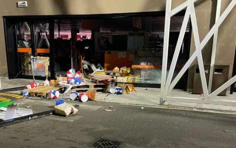 Spaccata nella notte alla Conad di Romano: fuga contromano e incidente alla rotonda