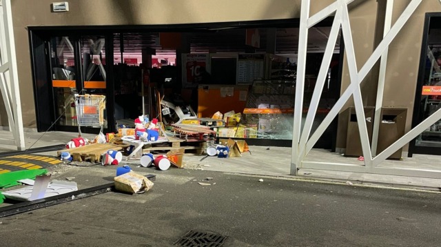 Spaccata nella notte alla Conad di Romano: fuga contromano e incidente alla rotonda