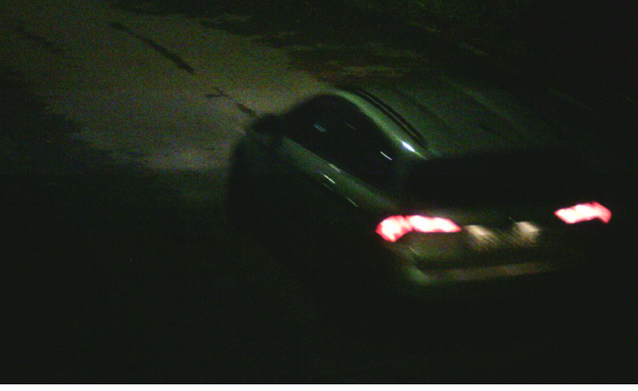 Donna italiana inchiodata dalle telecamere mentre abbandona spazzatura