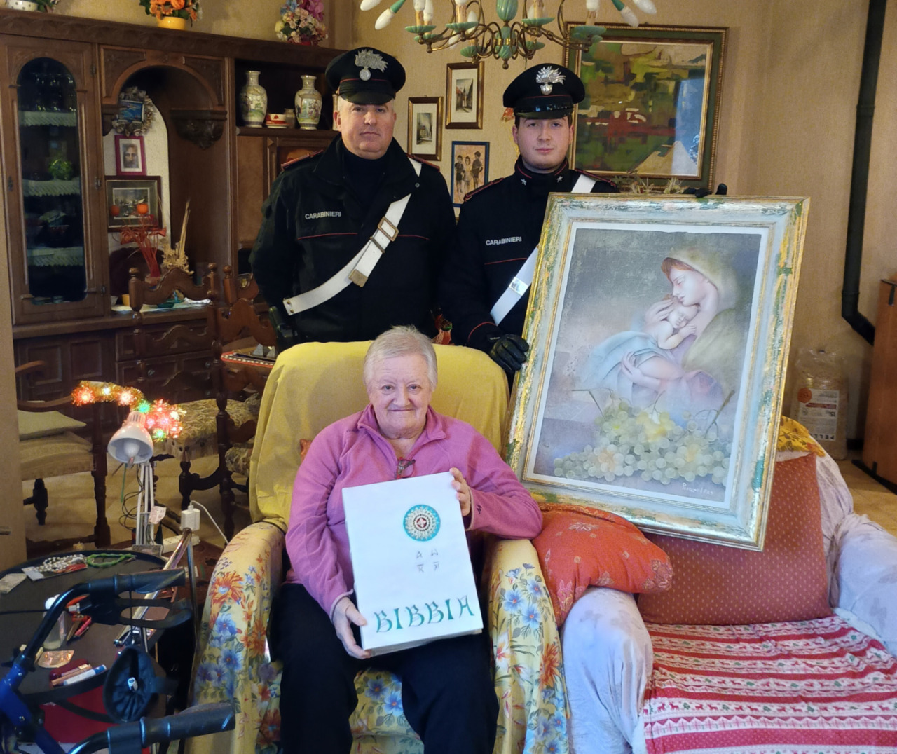 Una Bibbia preziosa, volumi della Divina Commedia e dipinti: i carabinieri trovano in cantina un “tesoretto” rubato