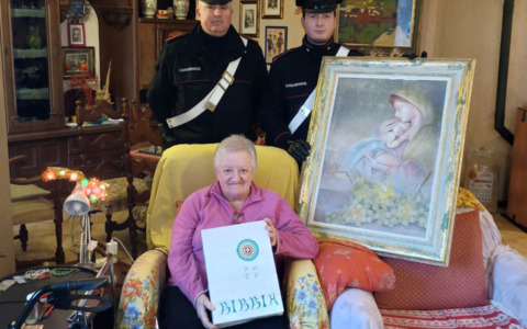 Una Bibbia preziosa, volumi della Divina Commedia e dipinti: i carabinieri trovano in cantina un “tesoretto” rubato