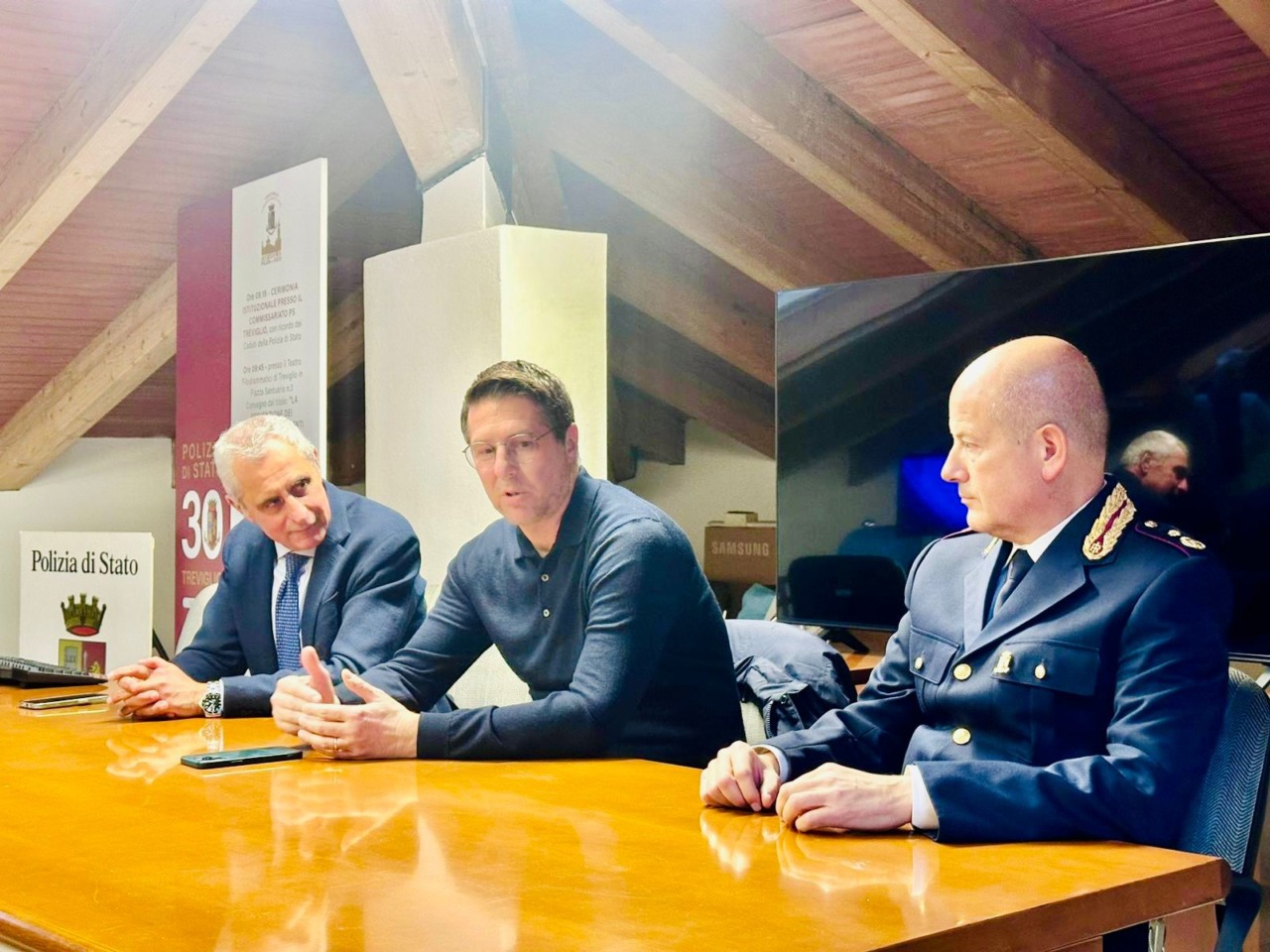 Il sottosegretario Nicola Molteni in visita al Commissariato di Treviglio