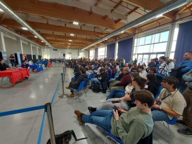 I maghi del Cubo di Rubik incantano il pubblico in Fiera a Treviglio