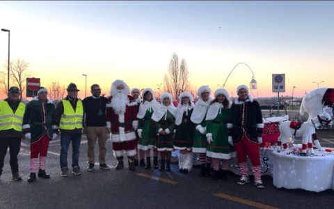 Babbo Natale arriva in slitta all’ospedale di Treviglio e porta i doni in Pediatria