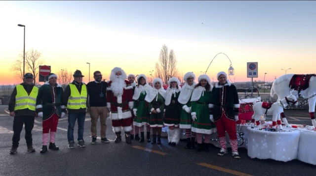 Babbo Natale arriva in slitta all’ospedale di Treviglio e porta i doni in Pediatria