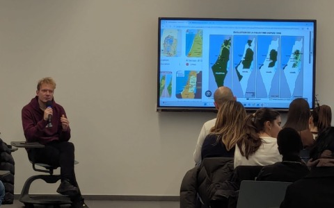 Dario Crippa al Simone Weil per parlare dell’esperienza con “Flotilla”