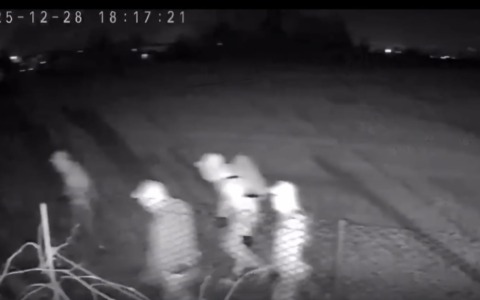 Ladri scatenati, un video riprende una banda in arrivo dai campi messa in fuga dall’allarme