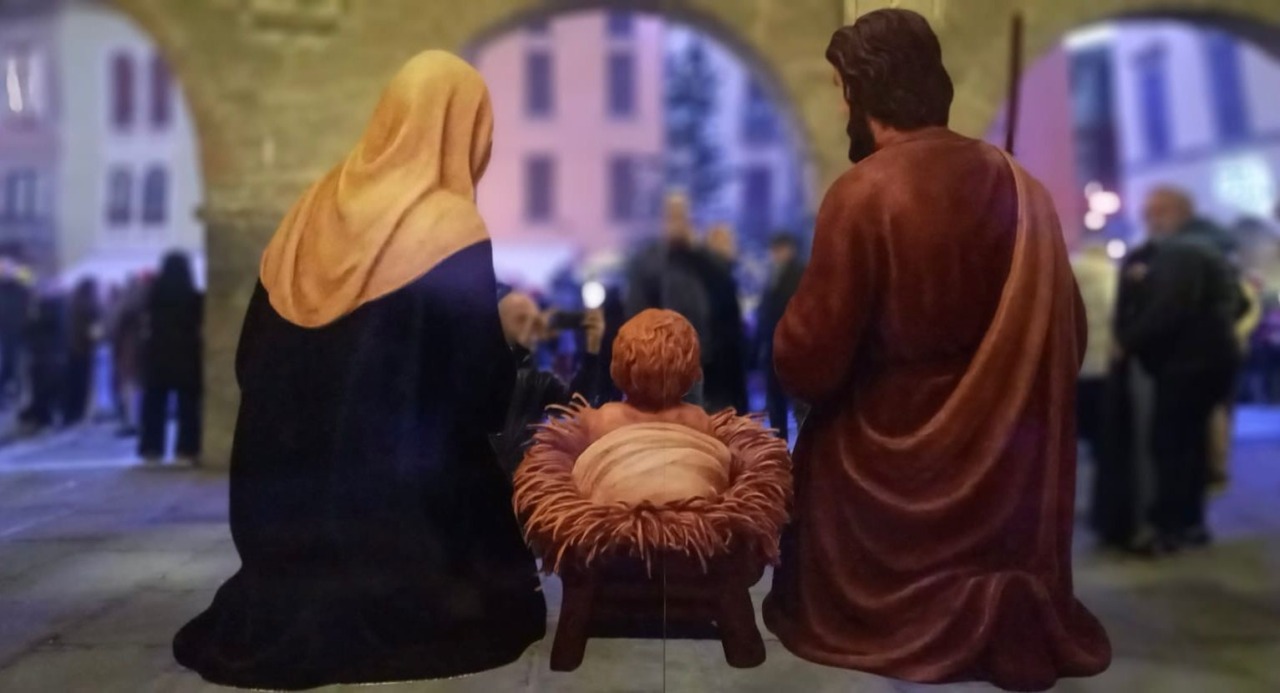 A Romano un’installazione urbana che invita a specchiarsi nel Natale, nei valori del Presepe