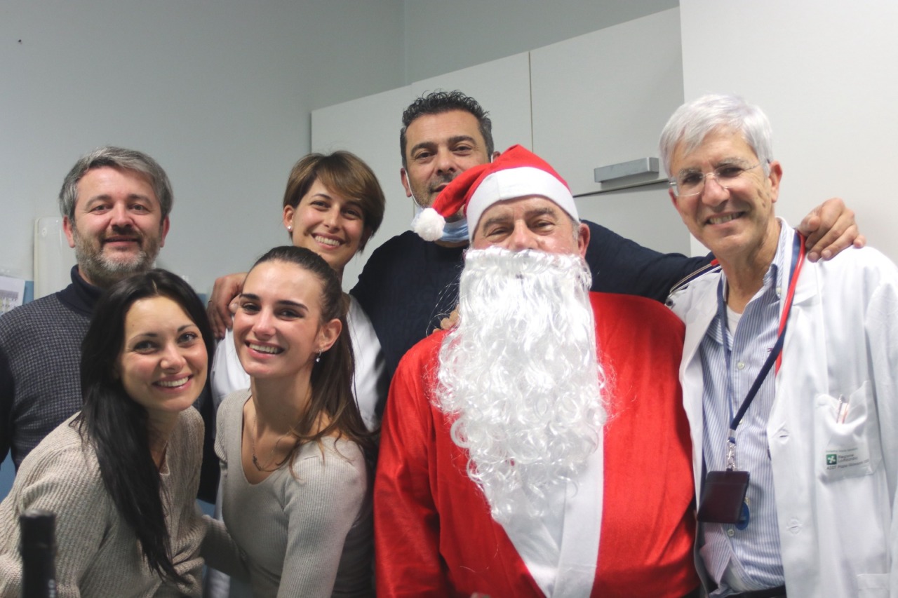 Il Babbo Natale de “Il Bagaglino” porta i doni ai bimbi in ospedale