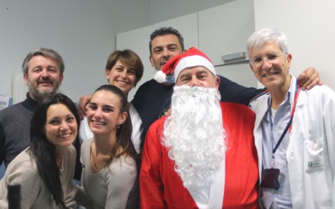 Il Babbo Natale de “Il Bagaglino” porta i doni ai bimbi in ospedale