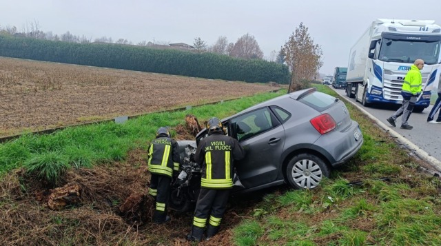 Tamponamento sulla statale 573: giovane automobilista finisce nel fosso
