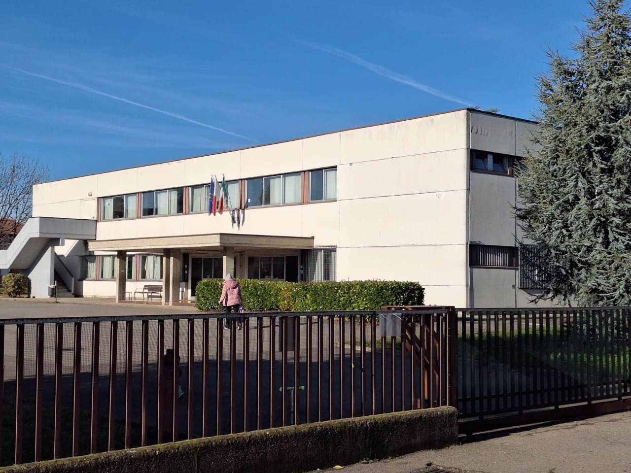 Piove dal tetto delle elementari, i genitori scrivono al sindaco: “La sicurezza dei nostri figli è una priorità”