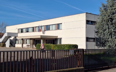 Piove dal tetto delle elementari, i genitori scrivono al sindaco: “La sicurezza dei nostri figli è una priorità”