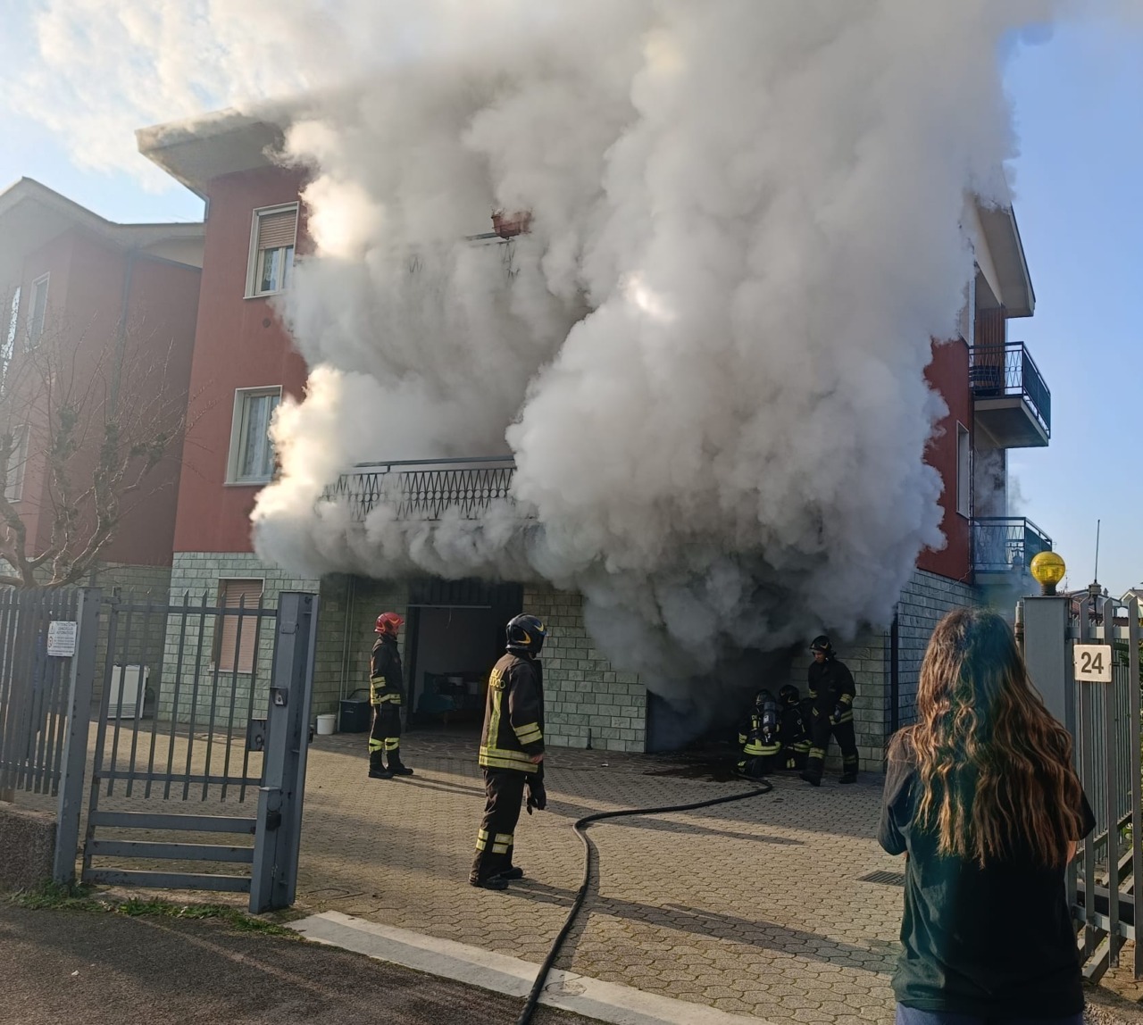 Incendio in un garage, sul posto pompieri e carabinieri