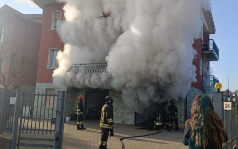 Incendio in un garage, sul posto pompieri e carabinieri