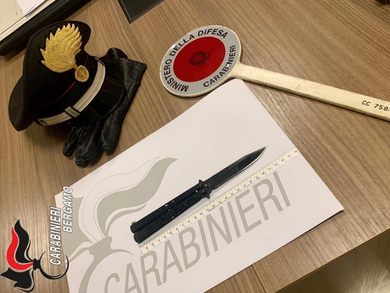 Aggredisce e ferisce la madre con un coltello, arrestato un 22enne