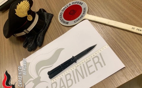 Aggredisce e ferisce la madre con un coltello, arrestato un 22enne