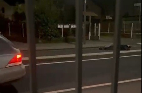 Si getta contro l’auto per truffare il conducente: serata surreale in via Balilla