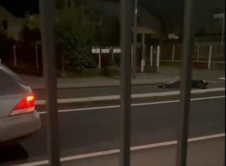 Si getta contro l’auto per truffare il conducente: serata surreale in via Balilla