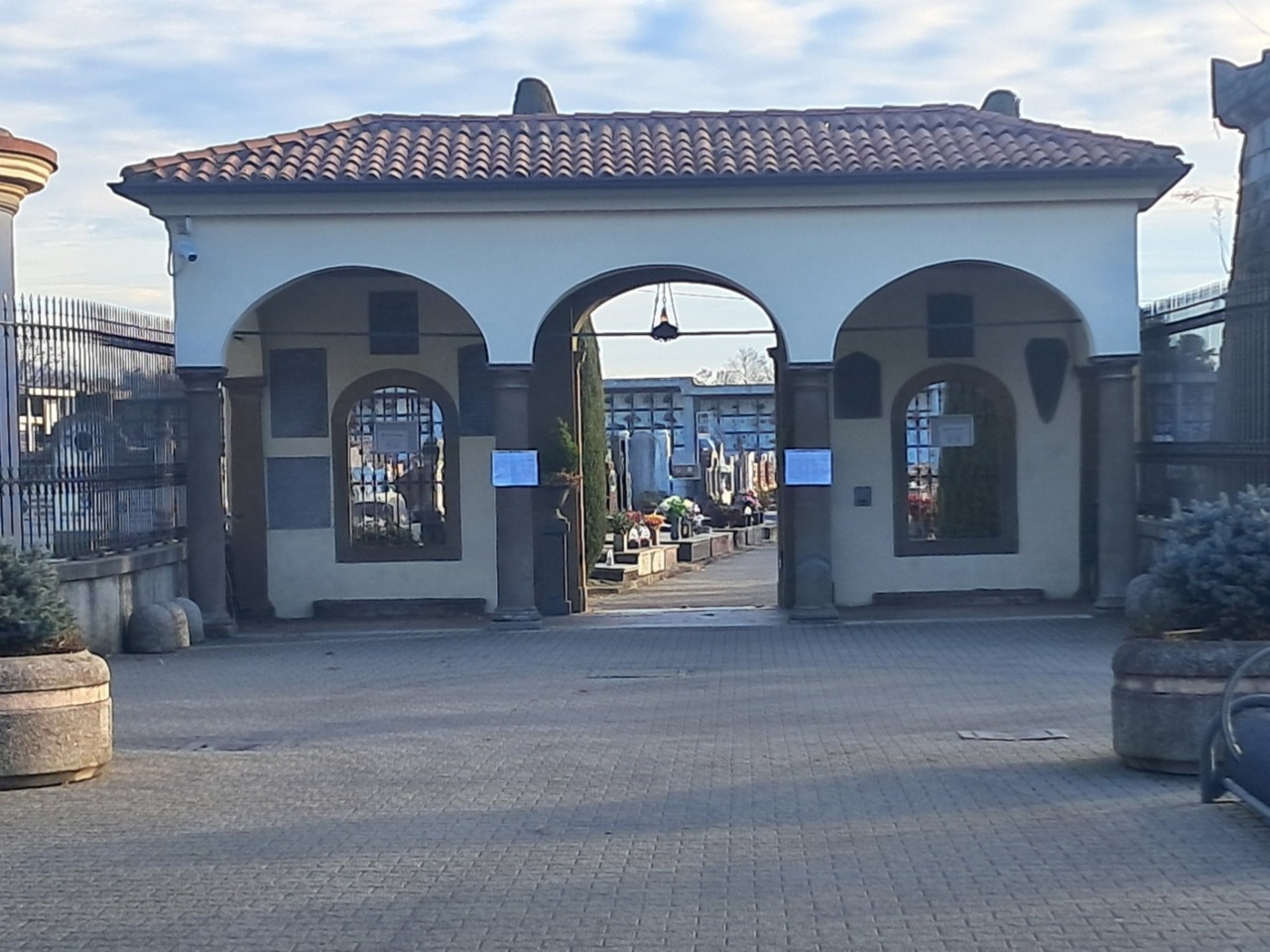 Statue e ornamenti rubati dalle tombe, ladri in azione nel cimitero di Spirano